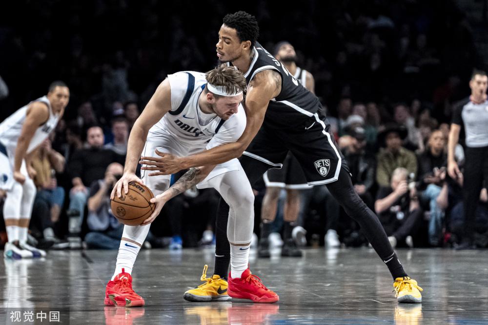 西在球场上 西在球场上